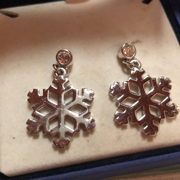 Beautiful vintage Swarovski crystal snowflake earrings.  never been worn. - Picture 6 of 7